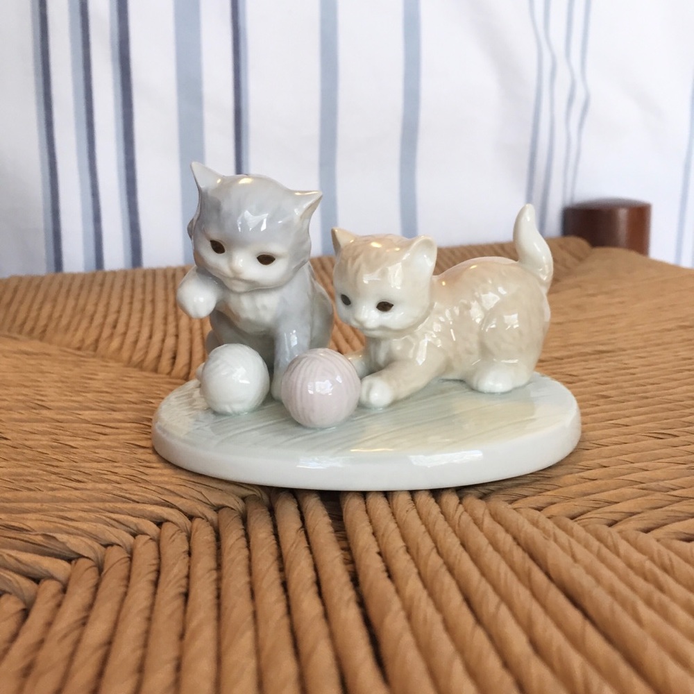 Kittens Figurine Gibson Greeting Cards Cats with Yarn